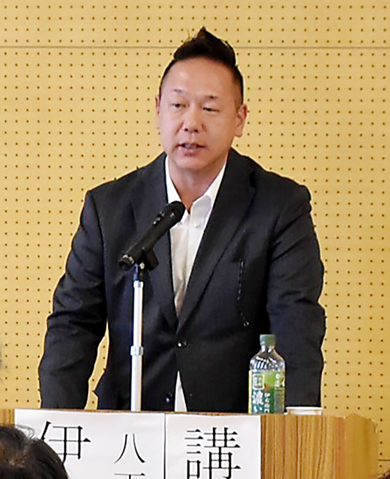 犯罪被害者遺族の苦しみを語る伊藤巧さん＝10月25日、狭山市入間川の市民交流センター