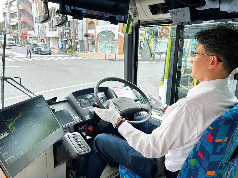 ハンドルに手をかざした状態で姿勢を維持している運転手