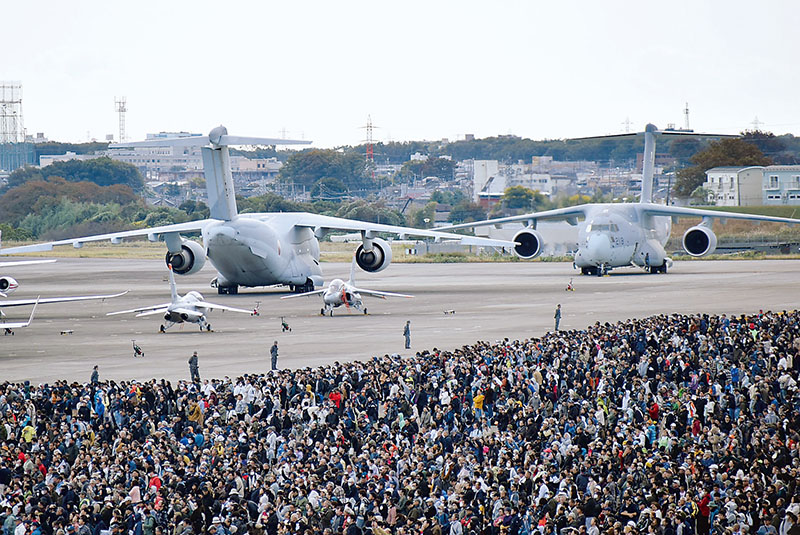 多くの人が詰め掛けた入間航空祭＝3日午前、狭山市稲荷山