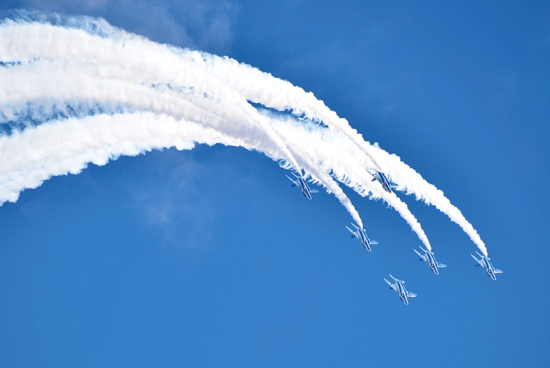曲技を披露したブルーインパルス