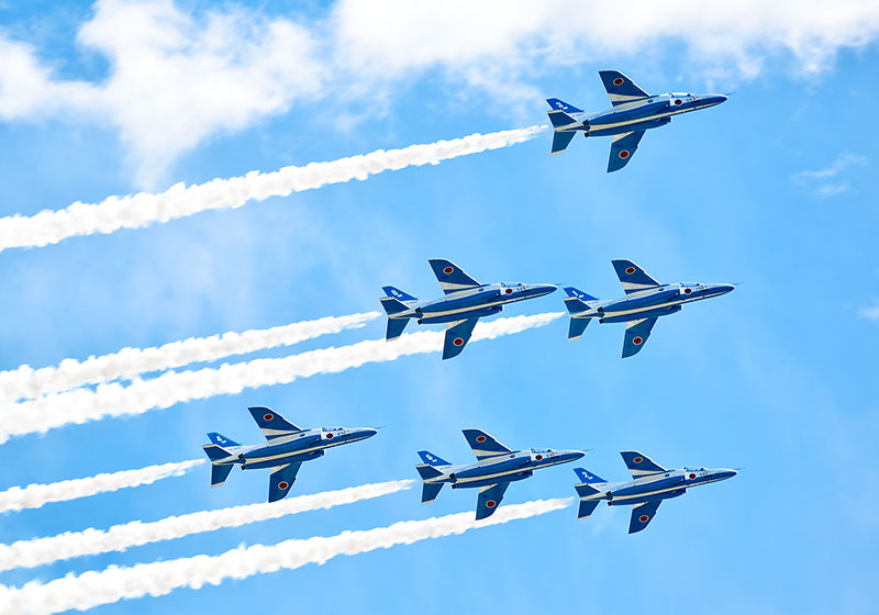 曲技を披露したブルーインパルス