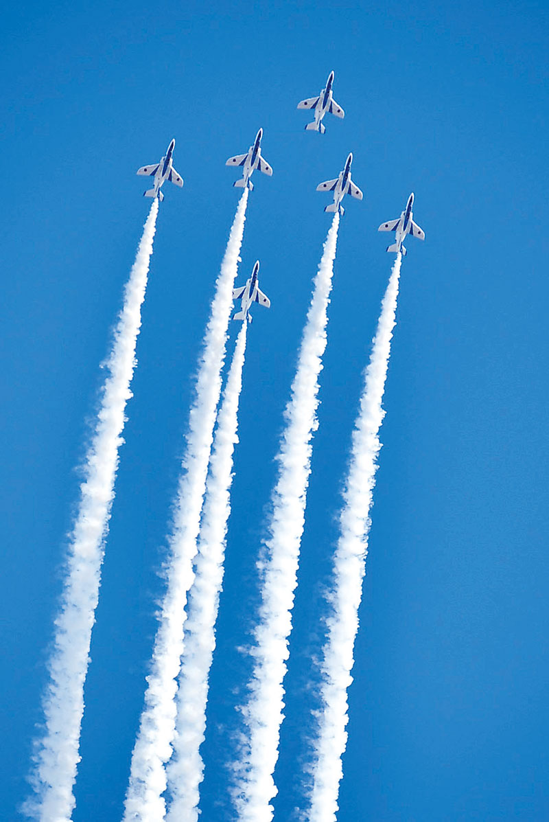 曲技を披露したブルーインパルス