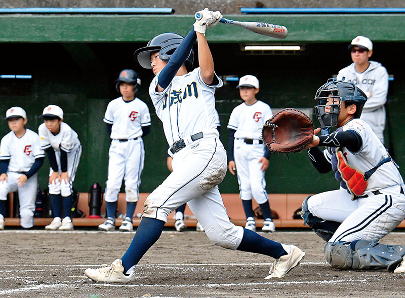 5回表加茂川2死、上野が中堅へランニング本塁打を放つ。捕手横田