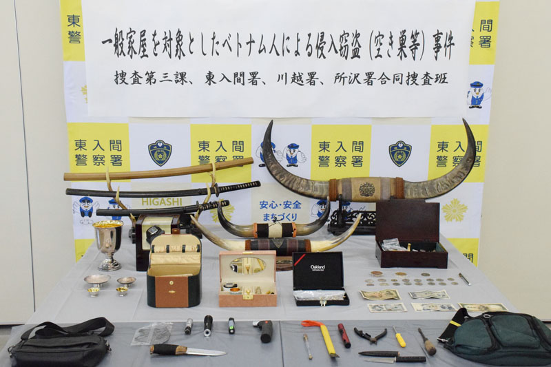 県警が押収した犯行に使用された工具や盗難品とみられる日本刀の模倣品など＝4日午前、東入間署