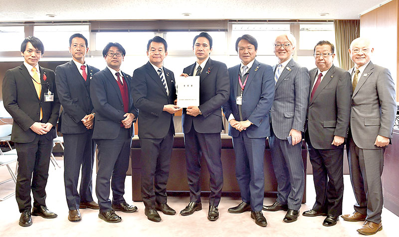 国土交通省を訪れ、加藤竜祥政務官（中央）に要望書を手渡した清水勇人さいたま市長