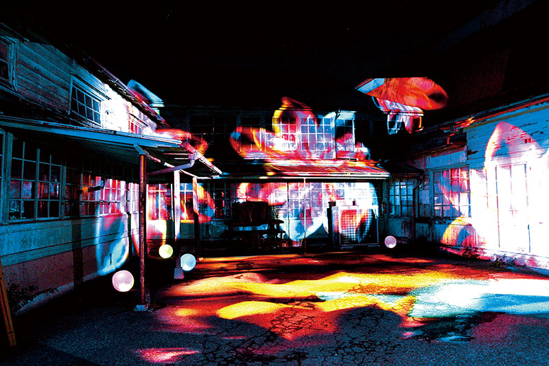 市内の観光スポット3カ所で行われたプロジェクションマッピング＝1日、行田市向町のイサミコーポレーションスクール工場