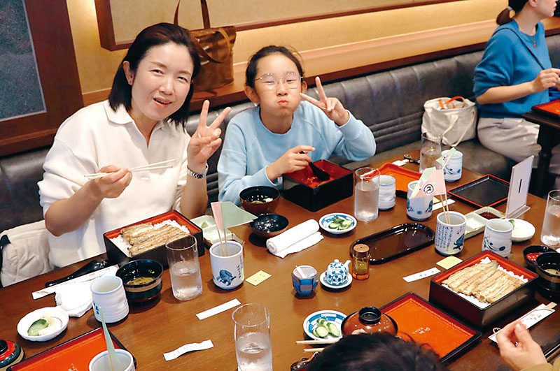 うな重食べ放題を満喫する参加者＝3日午前、さいたま市南区