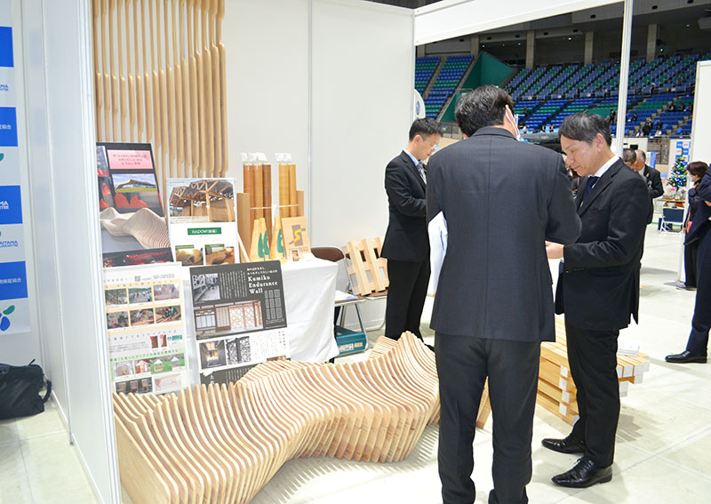 木製の3Dベンチなどを展示した飯能市のサカモト＝5日、群馬県前橋市