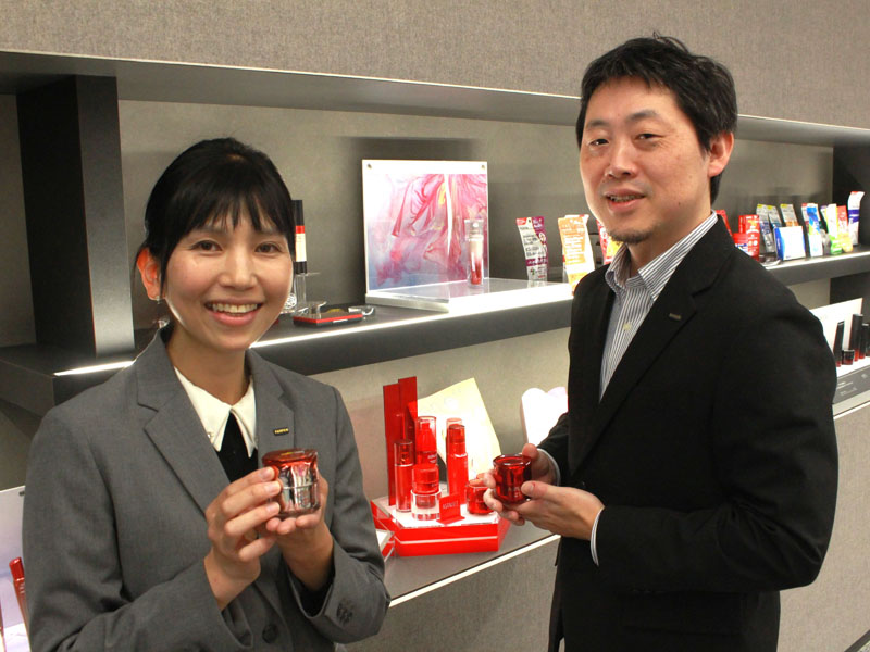 スキンケアブランド「アスタリフト」の「ジェリー　アクアリスタ」シリーズに携わる、（左から）富士フイルムの青木美菜子さん、本間俊之さん＝東京都新宿区の富士フイルムヘルスケアラボラトリー