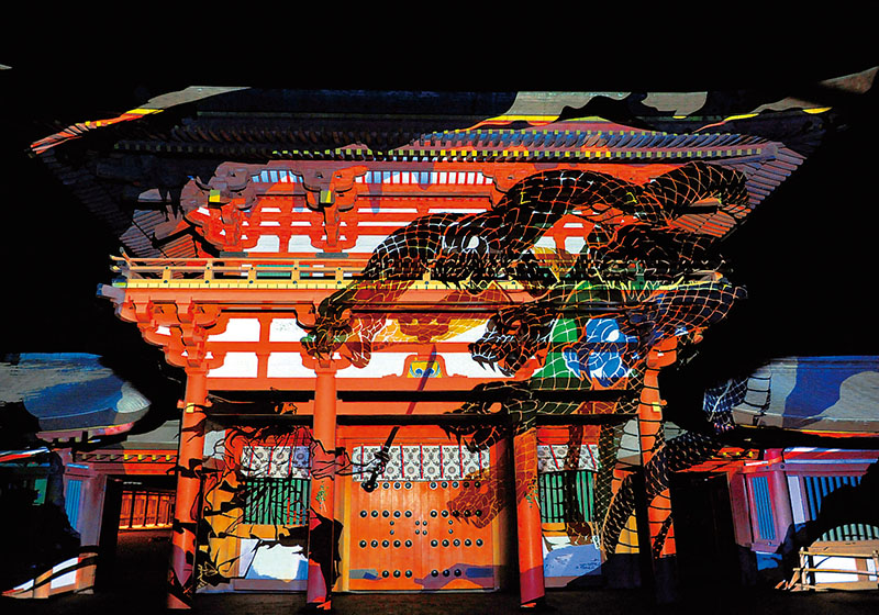 夜の楼門で初めて実施されたプロジェクションマッピング＝7日午後6時過ぎ、さいたま市大宮区高鼻町の武蔵一宮氷川神社
