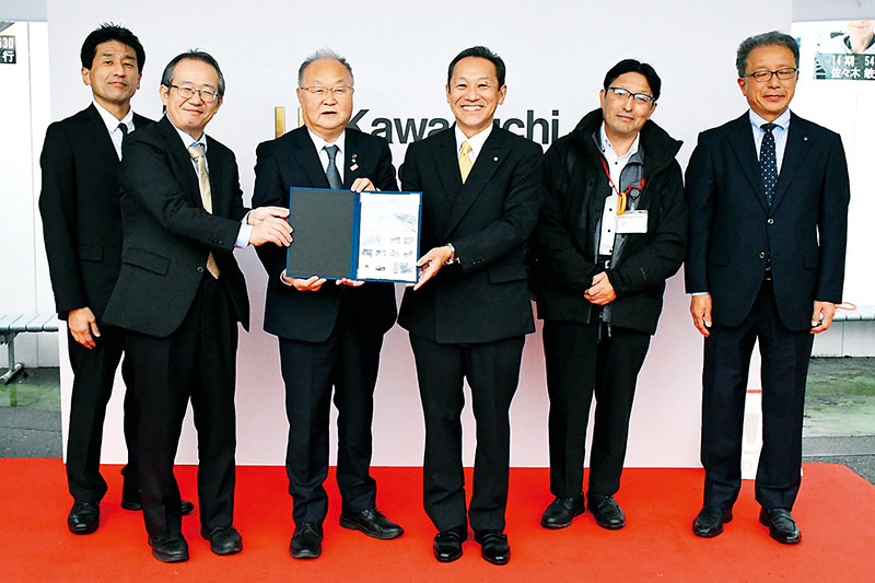 川口市市産品フェアの会場で行われたフレーム切手の贈呈式