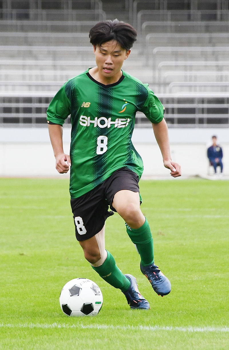 高いキープ力で攻撃の起点となる昌平のMF人見