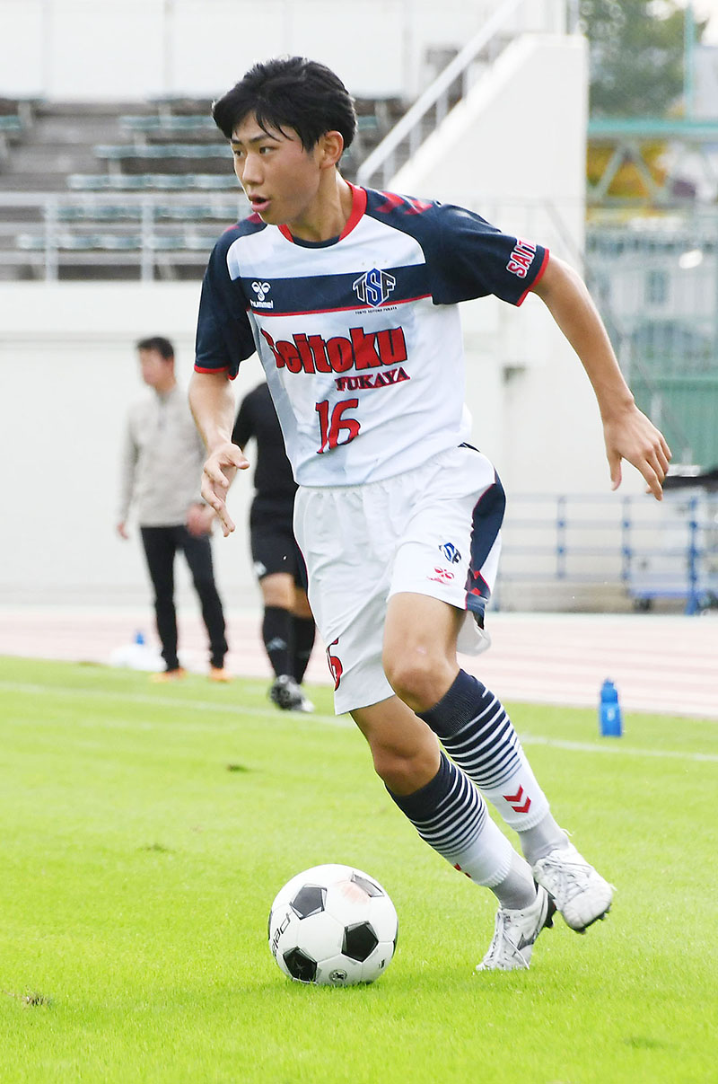 2試合連続で得点し、積極的に攻撃を仕掛ける成徳大深谷のMF鯨井