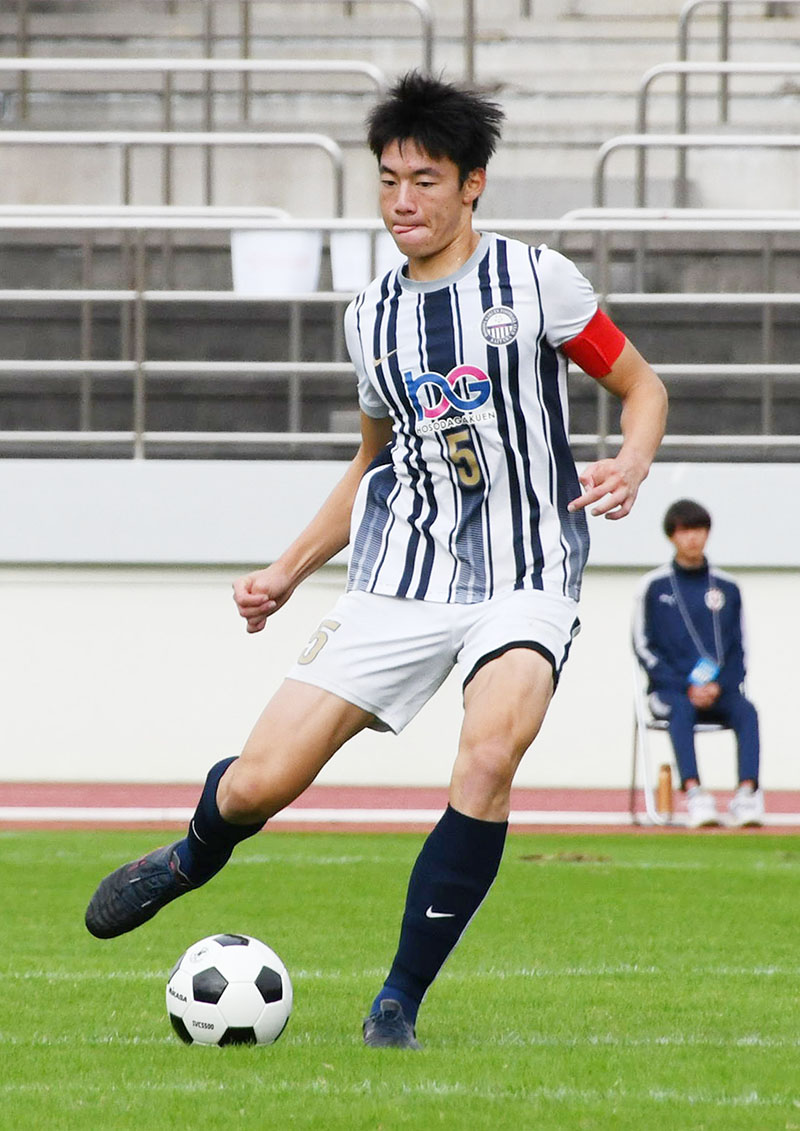 広い視野と判断力で守備の要となる細田学園のDF高久