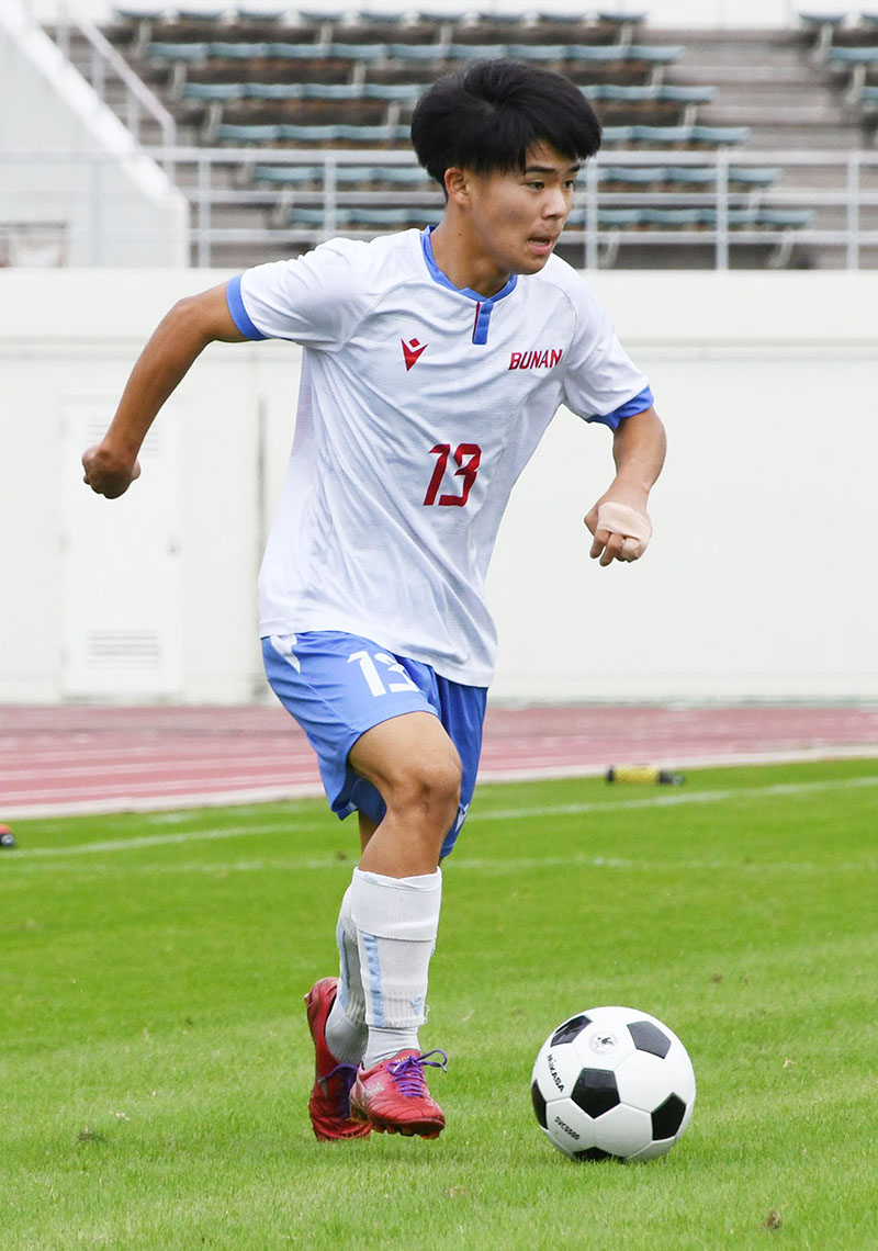 サイドから積極的にゴールを狙う武南のMF関口