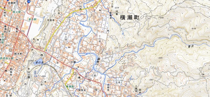 横瀬町花咲山公園（地図中央付近）と長興寺（地図中央上）の位置＝国土地理院