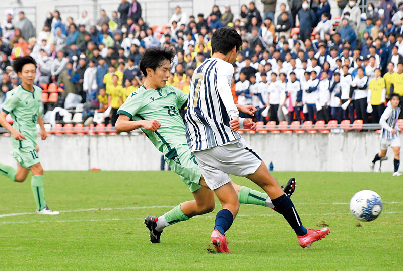 細田学園―武南　後半19分、武南の藤森（左）がシュートを放つ