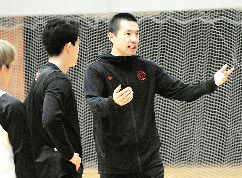 練習中、選手に指示を出すさいたまブロンコスの泉秀岳ヘッドコーチ＝10月23日