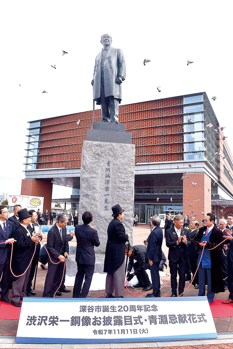 お披露目された渋沢栄一の銅像「青淵渋沢栄一先生像」＝11日午前10時35分ごろ、深谷市仲町の市役所本庁舎西側市民広場