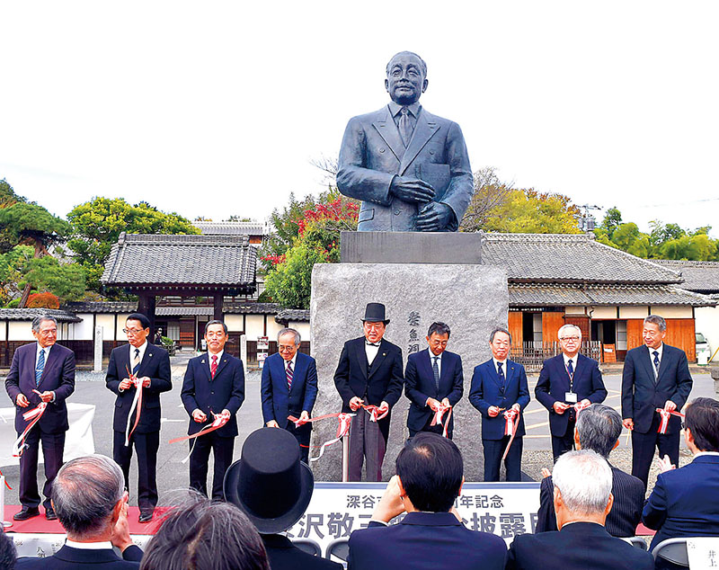 お披露目された渋沢敬三の銅像「祭魚洞渋沢敬三先生像」＝11日午後2時40分ごろ、深谷市血洗島の旧渋沢邸「中の家」