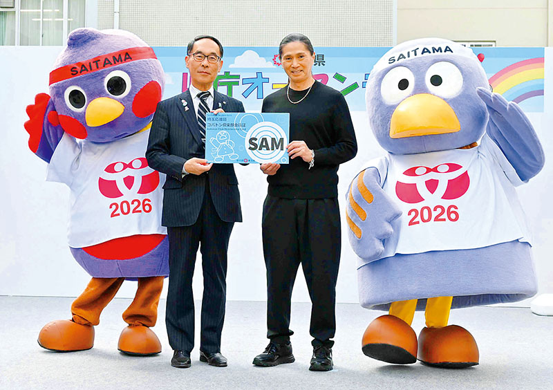 埼玉応援団に任命され、大野元裕知事（左）から会員証を受け取るSAMさん