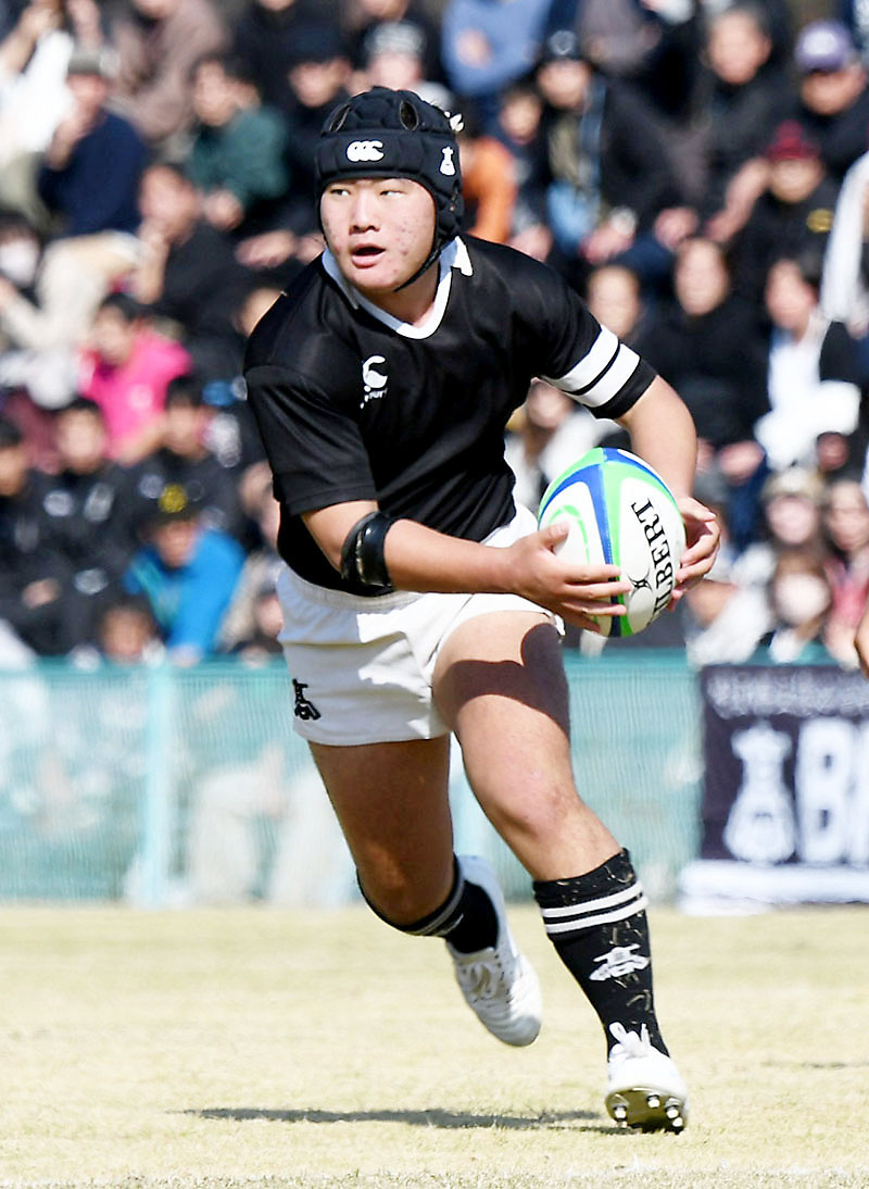 力強いタックルで相手攻撃の芽を摘む熊谷のフランカー加藤