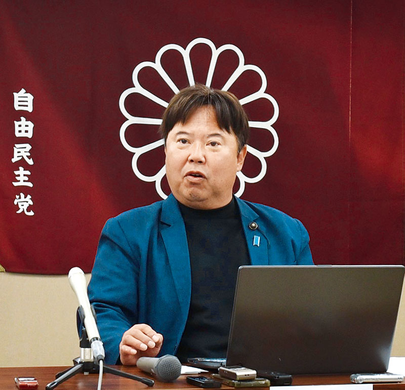 小谷野五雄氏の除名処分を発表した自民県連党紀委員長の鈴木正人県議＝14日午後、さいたま市内