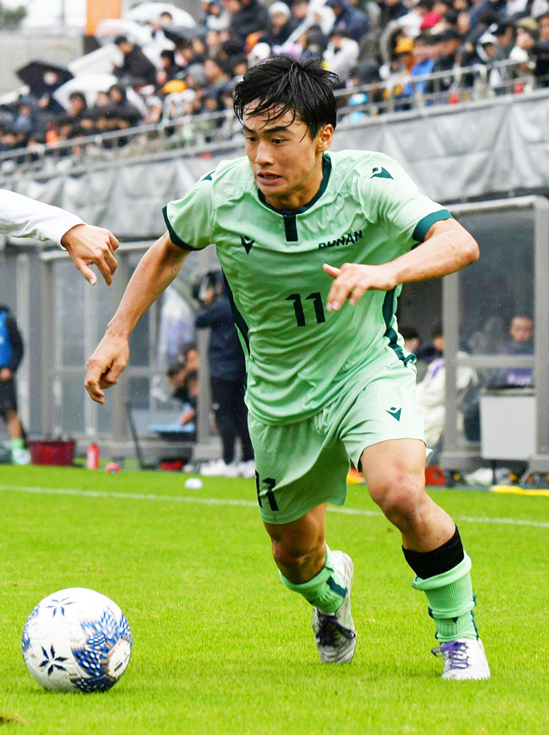 速いドリブルで左サイドから好機を築く武南のMF渡辺