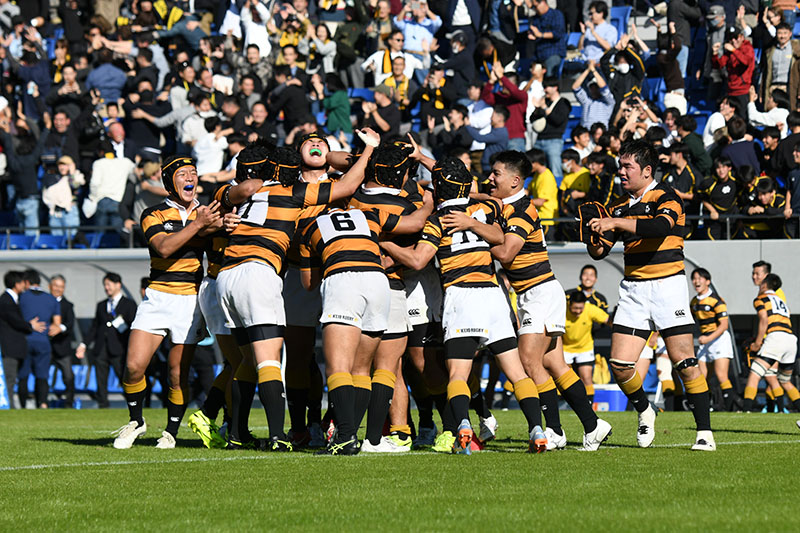 第2地区決勝　慶応志木―川越東　初優勝と、初の花園出場を決めて喜びを爆発させる慶応志木の選手たち