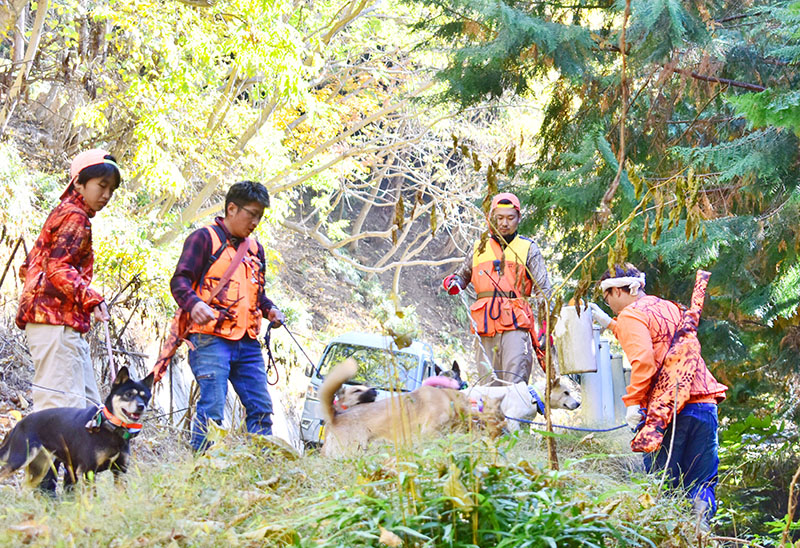 猟犬と共に山林へ出発する西秩父猟友会吉田支部のメンバーら