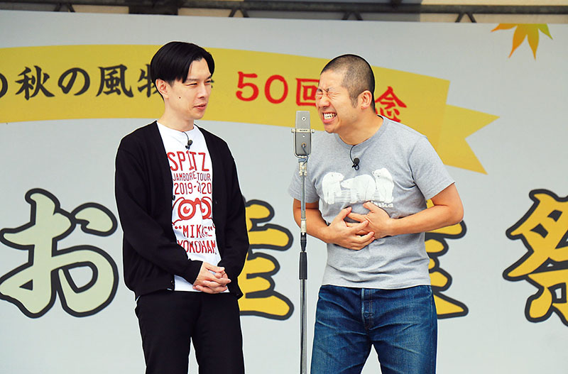 地元上尾で漫才を披露した芸人のハライチ＝8日、上尾市向山4丁目の市民体育館