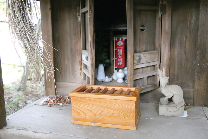 現金が盗まれる被害に遭ったさい銭箱＝さいたま市見沼区中川の稲荷大明神