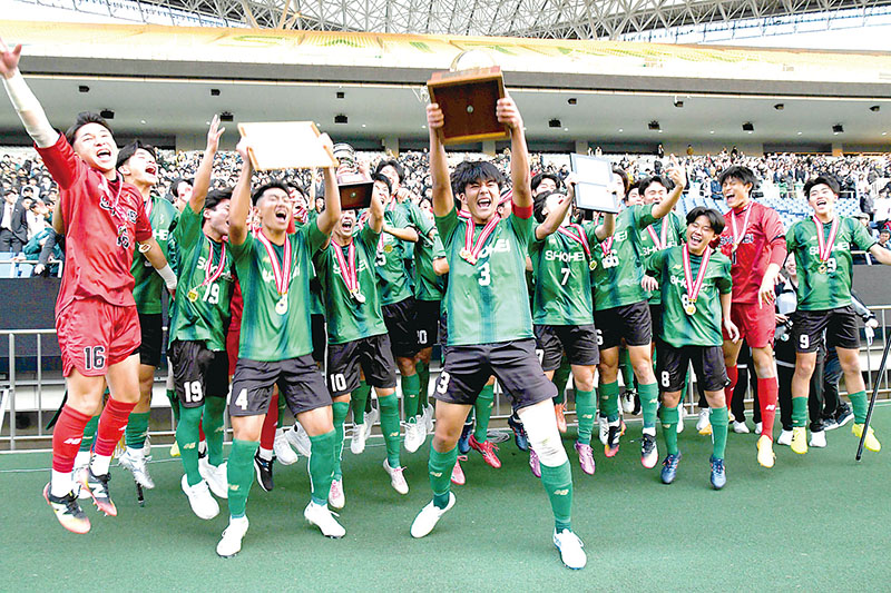 2年ぶり7度目の優勝を決め、喜ぶ昌平の選手たち＝16日午後、埼玉スタジアム