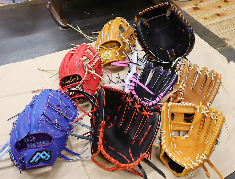 ハンドメイドで作られる早川のグラブ