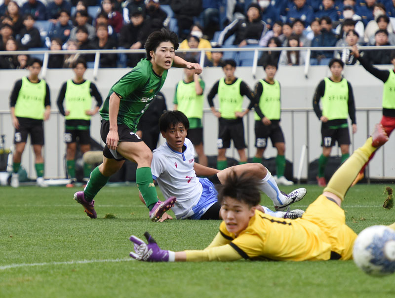 昌平―武南　後半追加タイムに昌平の長（左）が決勝ゴールを決める＝明るさ修正