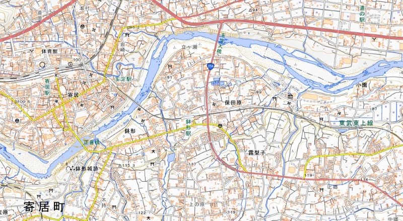 寄居町小園（地図中央右）と鉢形（同左）の位置＝国土地理院HPから