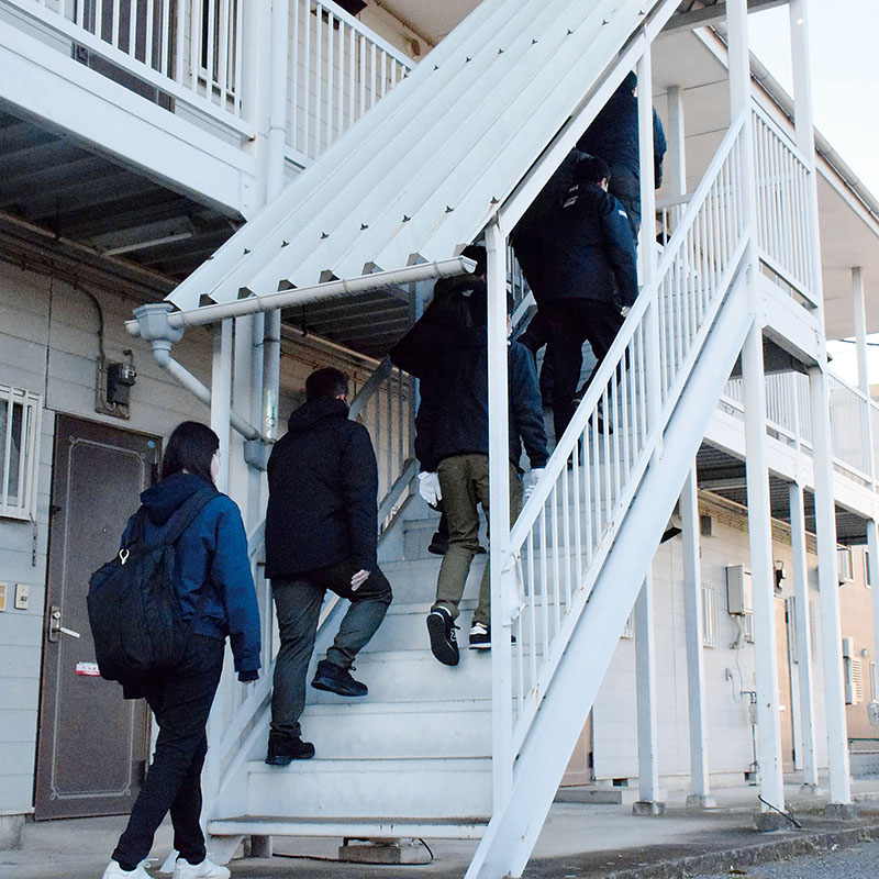 窃盗グループの関係先アパートへ家宅捜索に入る県警の捜査員ら＝19日午前7時35分、群馬県大泉町