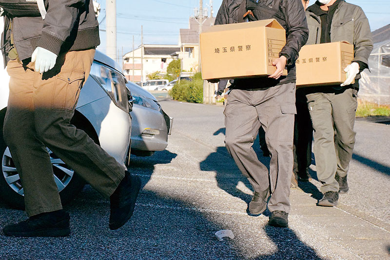 窃盗グループの関係先アパートへ家宅捜索に入る県警の捜査員ら＝19日午前7時35分、群馬県大泉町