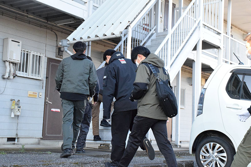 窃盗グループの関係箇所のアパートへ家宅捜索に入る県警の捜査員ら＝19日午前7時35分、群馬県大泉町