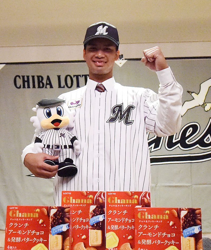 ロッテと契約合意し笑顔を見せる昌平高の桜井ユウヤ内野手＝19日午後、さいたま市大宮区のパレスホテル大宮