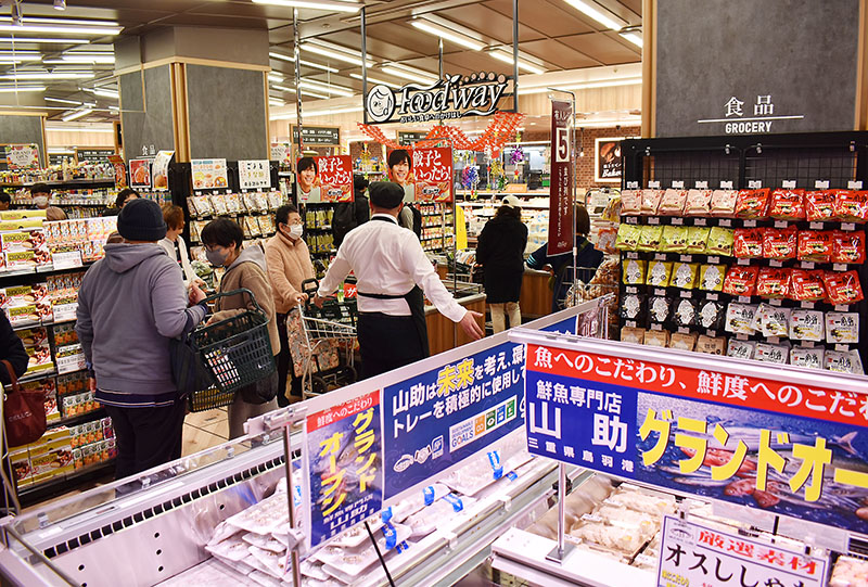 オープンしたフードウェイ西武飯能ペペ店＝21日午後、飯能市仲町