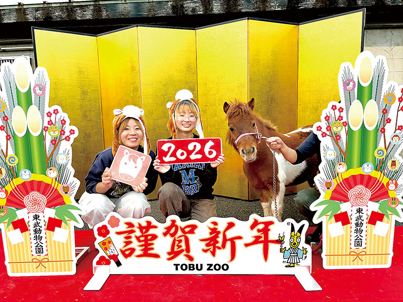 記念撮影をアピールするスタッフとこむぎ（東武動物公園提供）