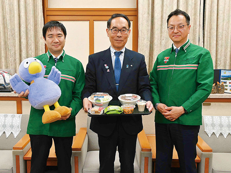 大野知事（中央）にフェア商品をPRしたセブン-イレブン・ジャパンの社員ら
