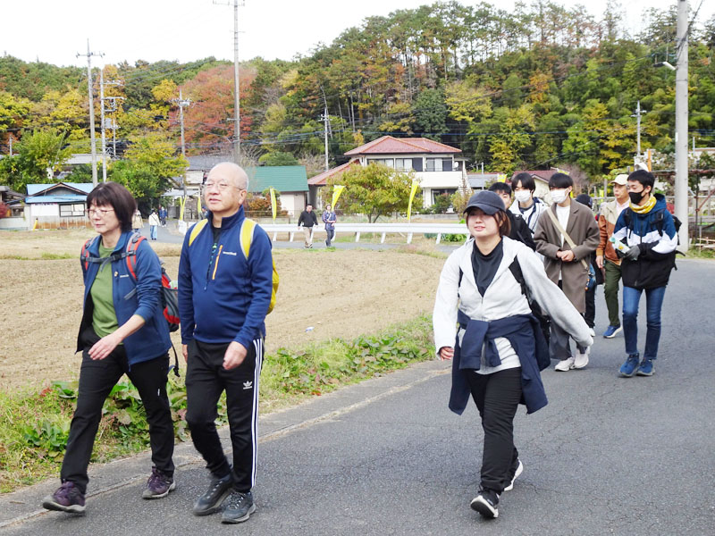 千人以上が参加した「ゆずの里健幸ウォーク」＝23日午前、毛呂山町内