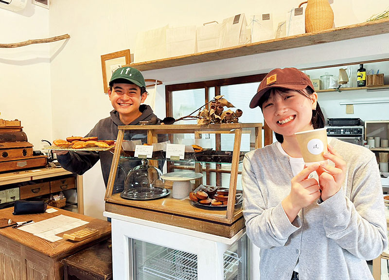 「if,」店主の溝手悠太さん（左）と「Blendee Koffee」の高橋那純さん