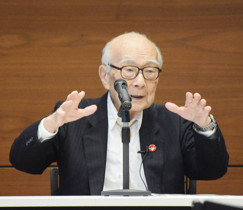 講演する日本原水爆被害者団体協議会（被団協）代表委員の田中煕巳さん＝23日午後、本庄市早稲田の杜のJA埼玉ひびきの本店ホール