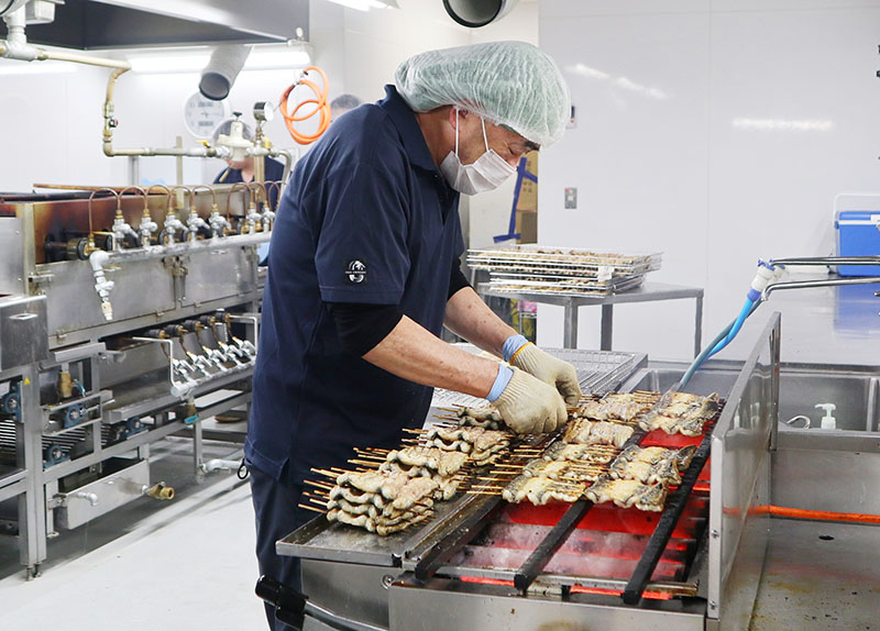 うなぎを手で焼く職人