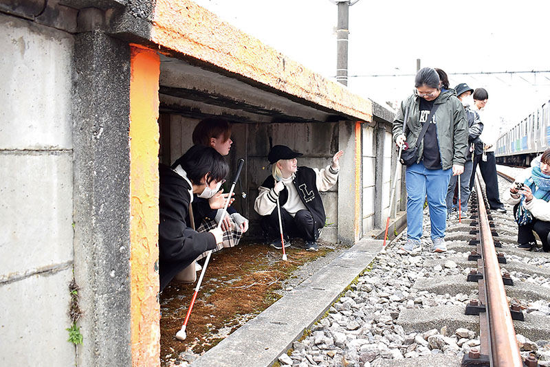 待避口に入る生徒ら＝13日午前、所沢市上山口