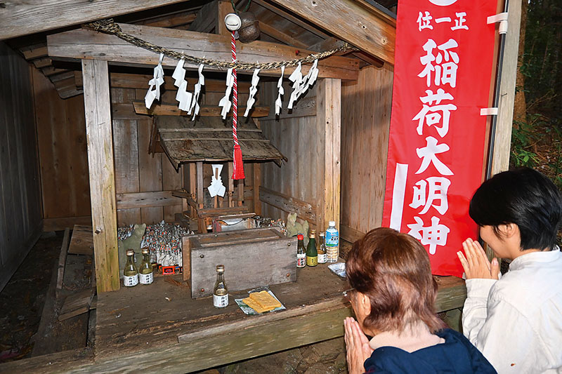 越沢稲荷に手を合わせる参拝者ら＝ときがわ町椚平