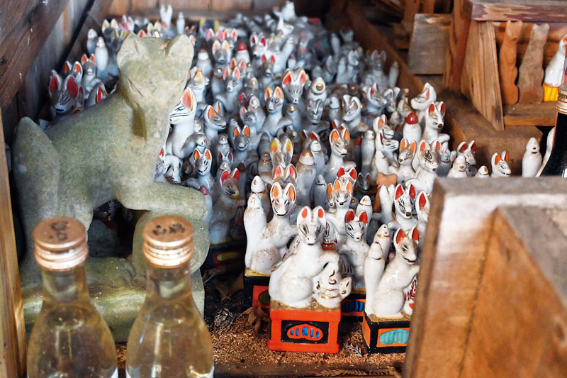 越沢稲荷に奉納された白狐の置物